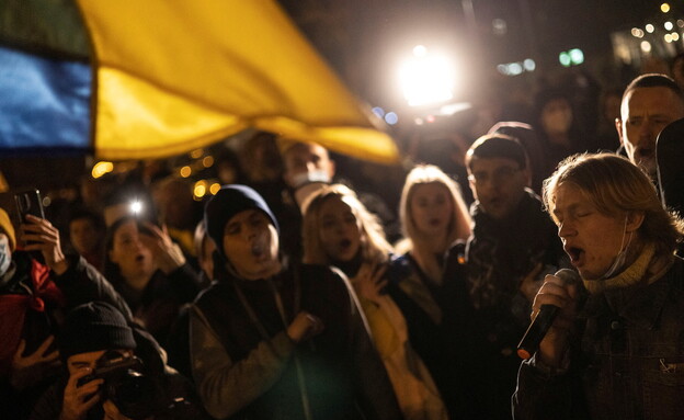 מפגינים אוקראינים בעיר מריופול, לאחר נאום פוטין (צילום: רויטרס)