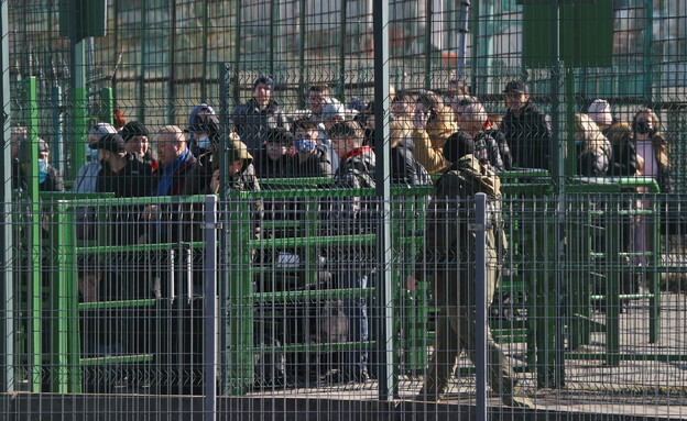  אזרחים אוקראינים בורחים לגבולות פולין (צילום: רויטרס)