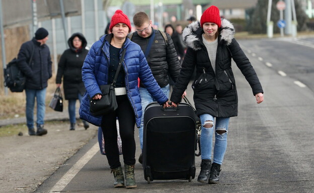  אזרחים אוקראינים בורחים לגבולות הונגריה  (צילום: רויטרס)