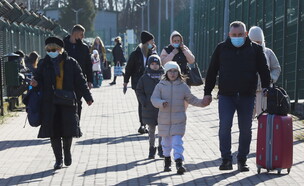  אזרחים אוקראינים בורחים לגבולות פולין (צילום: רויטרס)