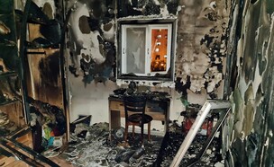 דירה נשרפה בבאר שבע בגלל טלפון סלולרי (צילום: מתנאל בושרי, דוברות כיבוי אש דרום)