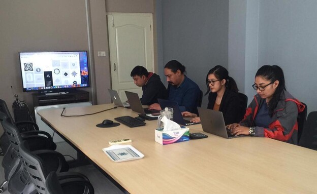 נפאלים במרכז התוכנה בקטמנדו של חברת קאבדב (צילום:  יח"צ)