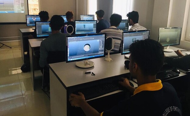 נפאלים במרכז התוכנה בקטמנדו של חברת קאבדב (צילום:  יח