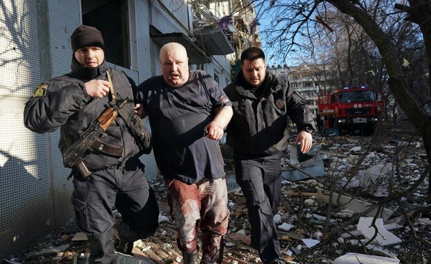 אזרחים אוקראינים שנפגעו מתקיפות רוסיה (צילום: getty images)