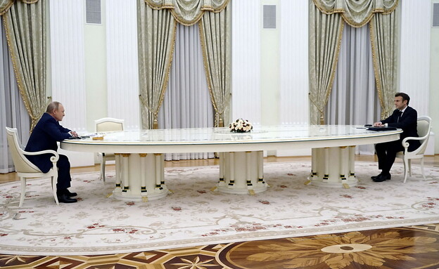 נשיא צרפת מקרון ונשיא רוסיה פוטין בפגישה (צילום: reuters)