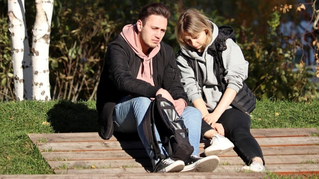 זוג עצוב יושב בפארק במוסקבה