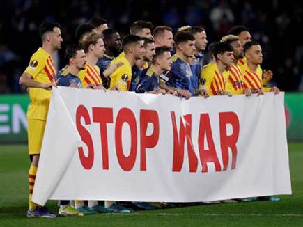 השלט שהחזיקו שחקני נאפולי וברצלונה (GETTY)