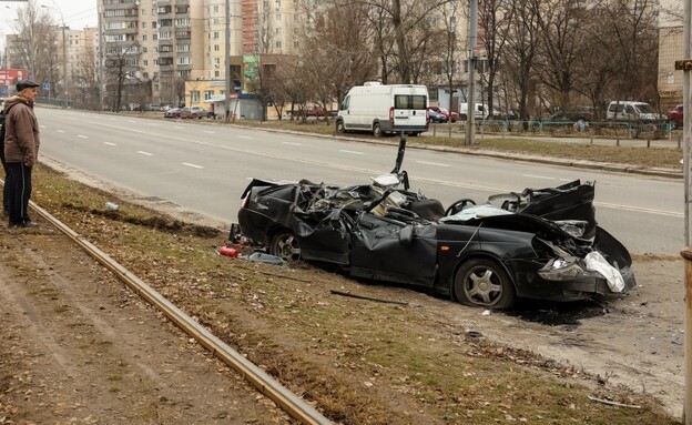 שרידי המכונית שנמעכה על ידי טנק רוסי בקייב, אוקראי (צילום: AP)
