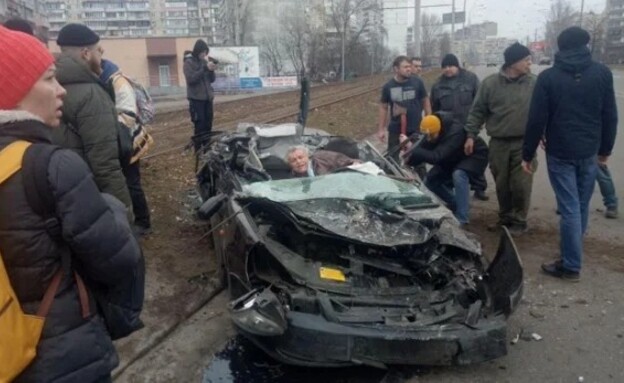שרידי המכונית שנמעכה על ידי טנק רוסי בקייב, אוקראי (צילום: AP)