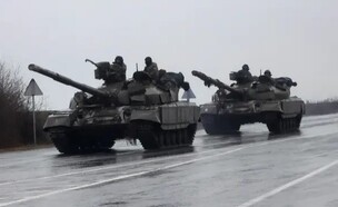 טנקים במזרח אוקראינה, במריופול (צילום: רויטרס)