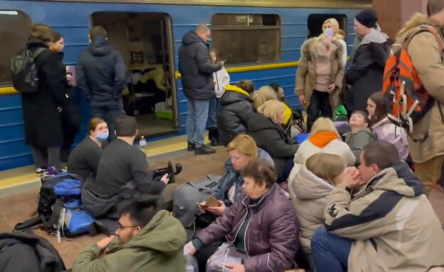 תושבי קייב מעבירים את הלילה ברכבת התחתית  (צילום: סעיף 27א לחוק זכויות יוצרים)