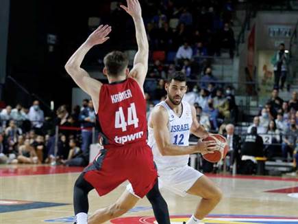 פתח את המשחק עם שלשה. מנקו (אלן שיבר)