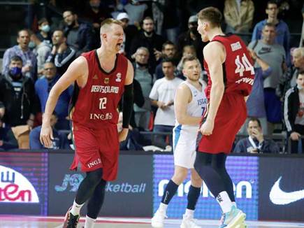 התעלו בסיום. הגרמנים חוגגים בדרייב אין (אלן שיבר)