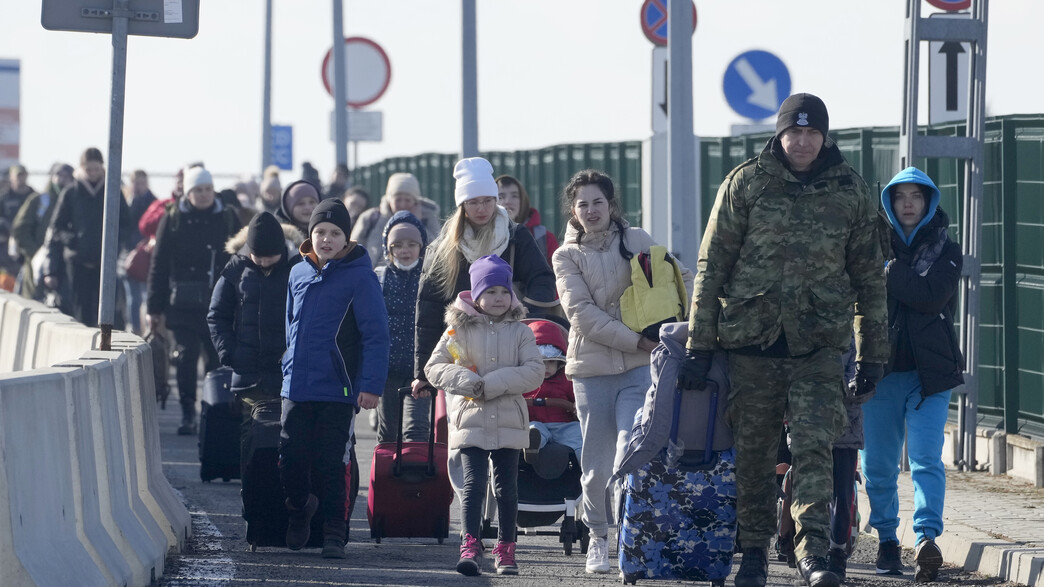 פליטים חוצים את הגבול מאוקראינה לפולין (צילום: AP ASSOCIATED PRESS)