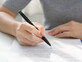 אישה חותמת על הסכם, חתימת הסכם (צילום: shutterstock)