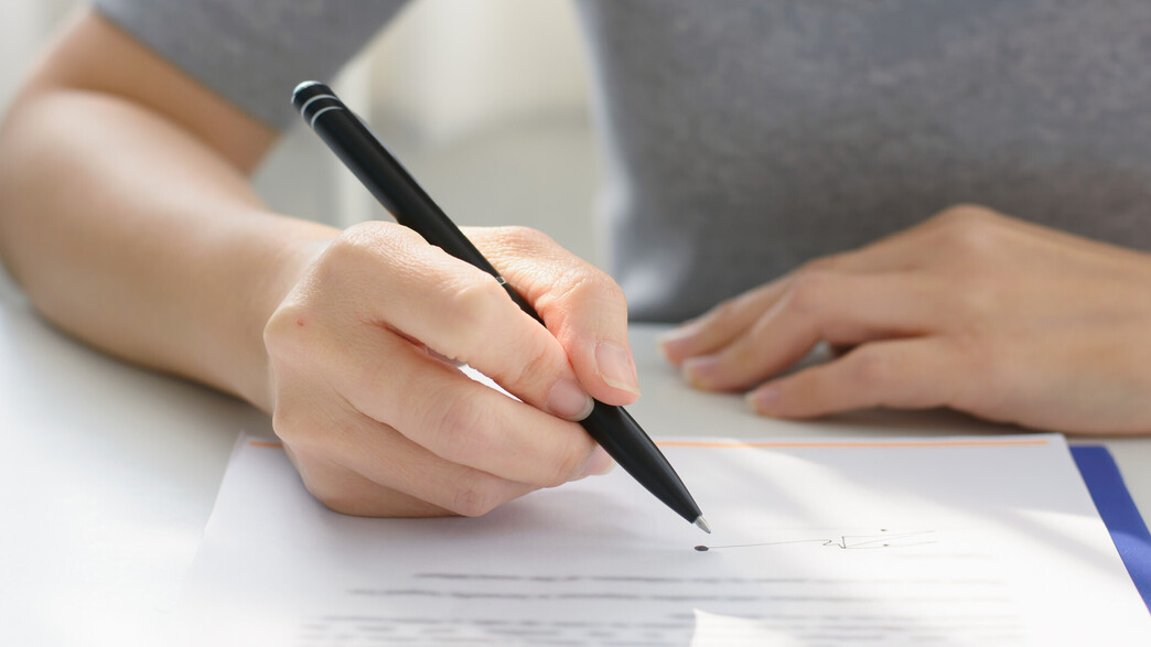 אישה חותמת על הסכם, חתימת הסכם