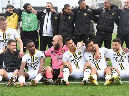 שחקני נתניה חוגגים בסיום עם הקהל. רגע נפלא (ברני ארדוב)