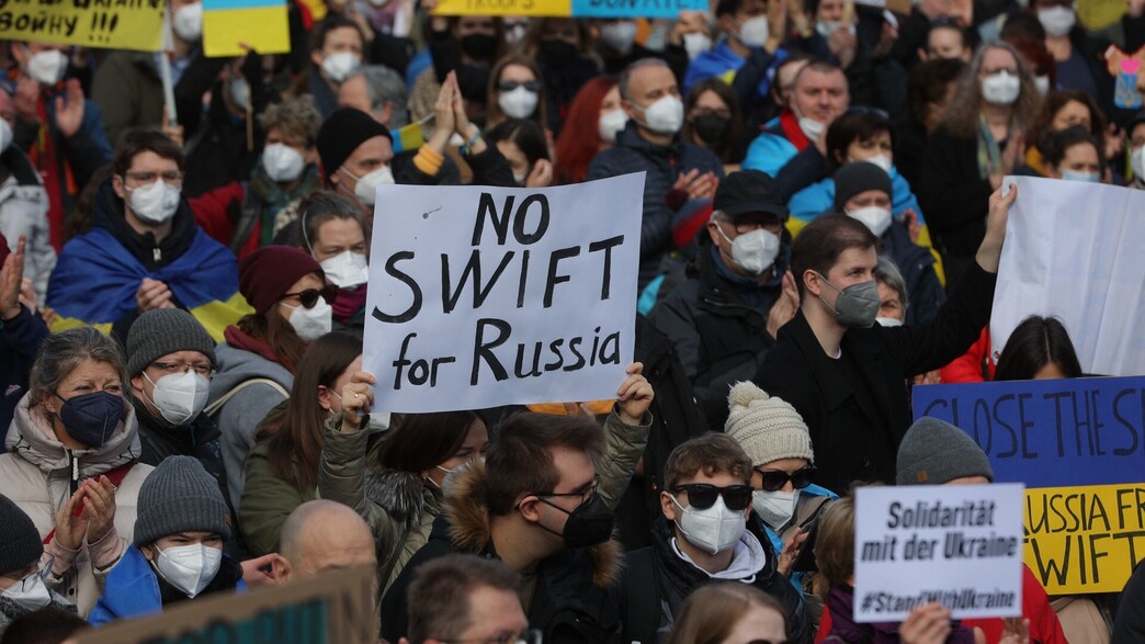 מפגינים נגד הפלישה הרוסית לאוקראינה בפרנקפורט (צילום: YANN SCHREIBER/AFP, Getty Images)