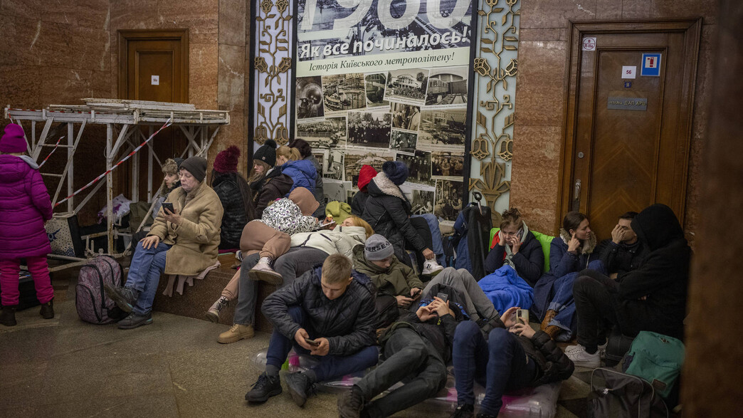 אזרחים אוקראינים מצטופפים במקלט (צילום: AP Photo/Emilio Morenatti)