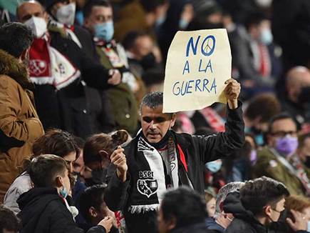 האוהדים מחו נגד המלחמה באוקראינה (Getty)
