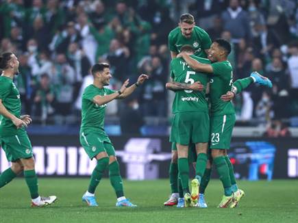 שחקני מכבי חיפה חוגגים. בורחים לליגה (מאור אלקסלסי)