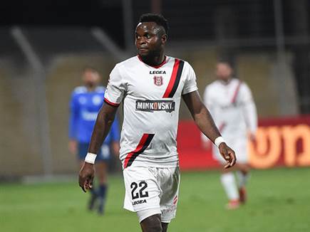 רשם החטאות רבות ליד השער. אגאדה (ברני ארדוב)