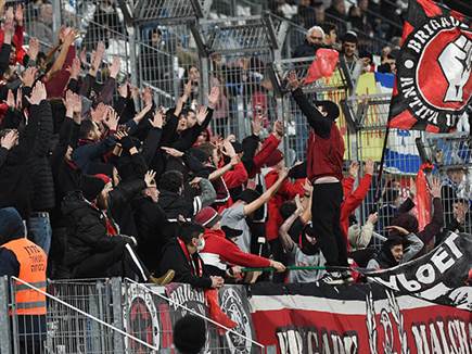 הצגה ביציעים, בניגוד למגרש (ברני ארדוב)