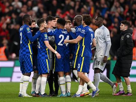 שחקני צ'לסי מנחמים את קפה. הדמות הטרגית (Getty)