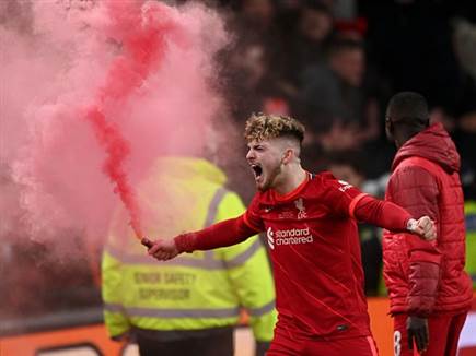 הארווי אליוט הצעיר חוגג (Getty)