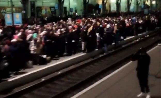 אוקראינים מחכים לרכבת לפולין (צילום: twitter)