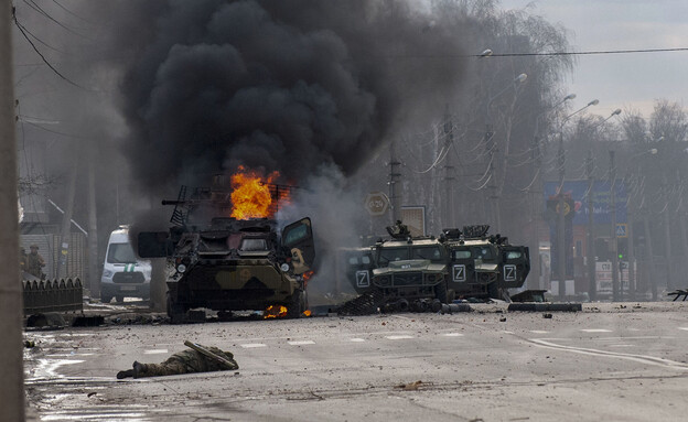 המלחמה באוקראינה: משוריין רוסי נשרף, חרקוב (צילום: ap)