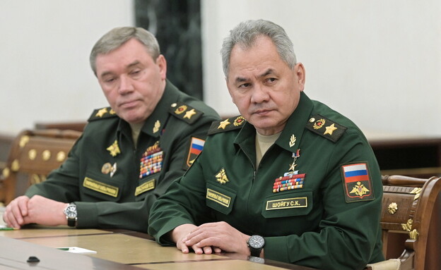 שר ההגנה הרוסי סרגיי שויגו בפגישה אצל פוטין (צילום: רויטרס)