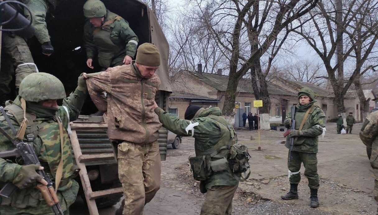 חייל אוקראיני נופל בשבי הרוסי (צילום: izvestia)