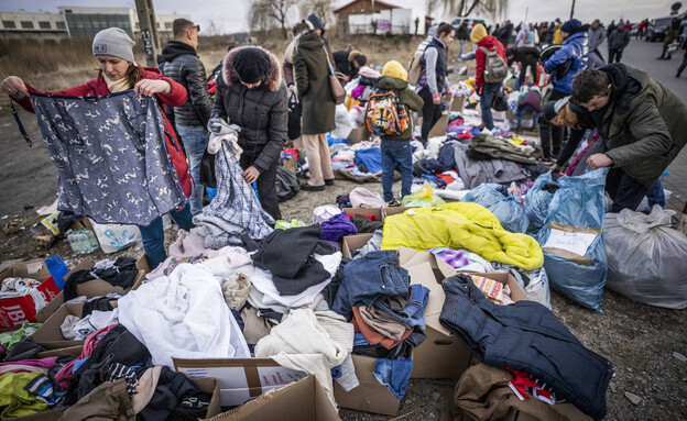 פליטים אוקראינים בגבול פולין (צילום: getty images)