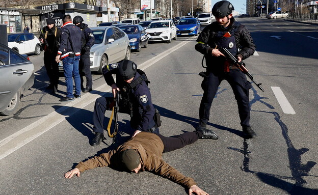 שוטרים אוקראינים עוצרים חשוד (צילום: רויטרס)