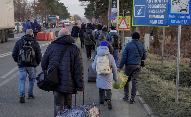 פליטים, אוקראינה, מגיעים, גבול, מעבר, סירט, רומניה (צילום: רויטרס)