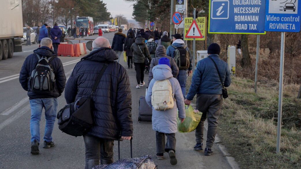פליטים, אוקראינה, מגיעים, גבול, מעבר, סירט, רומניה פליטים, אוקראינה, מגיעים, גבול, מעבר, סירט, רומניה