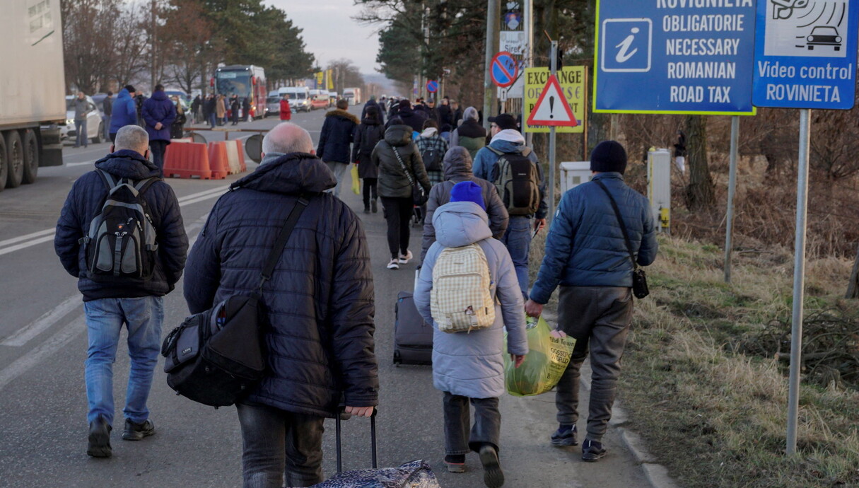 פליטים, אוקראינה, מגיעים, גבול, מעבר, סירט, רומניה (צילום: רויטרס)