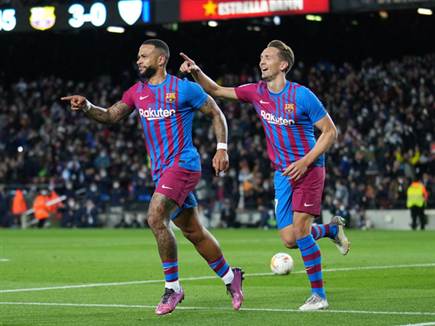 דה יונג ודפאיי. שנו ההולנדים עלו מהספסל, נהנו מבישול של דמבלה וכבשו (Getty)