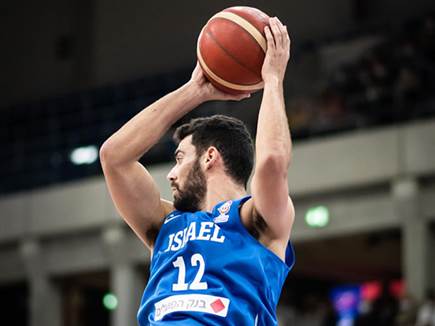 קלע שלשות חשובות. מנקו (פיב"א)