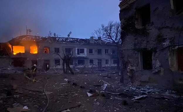 בניין שהופצץ ונהרס בעיר סטרובלסק בחבל לוגנסק (צילום: רויטרס)