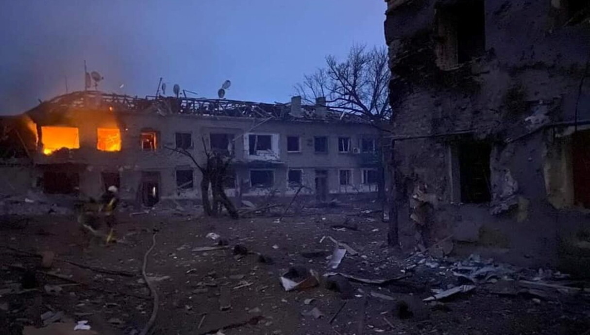 בניין שהופצץ ונהרס בעיר סטרובלסק בחבל לוגנסק (צילום: רויטרס)