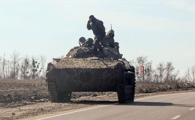 טנק של צבא אוקראינה ליד העיר חארקיב (צילום: רויטרס)