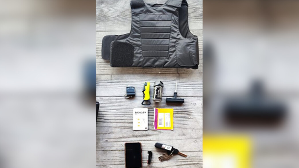 מעצר על החזקה לא חוקית ושימוש באמצעי לחימה מעצר על החזקה לא חוקית ושימוש באמצעי לחימה