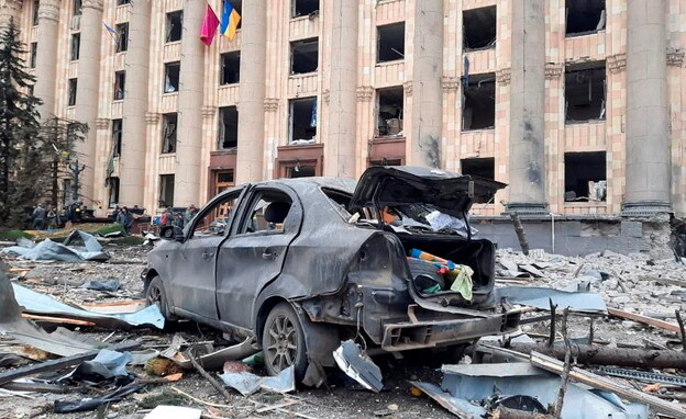השטח ליד בניין המנהל האזורי בחרקוב לאחר ההפצצה (צילום: reuters)