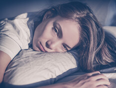 אישה ערה במיטה (צילום: shutterstock) אישה ערה במיטה (צילום: shutterstock)