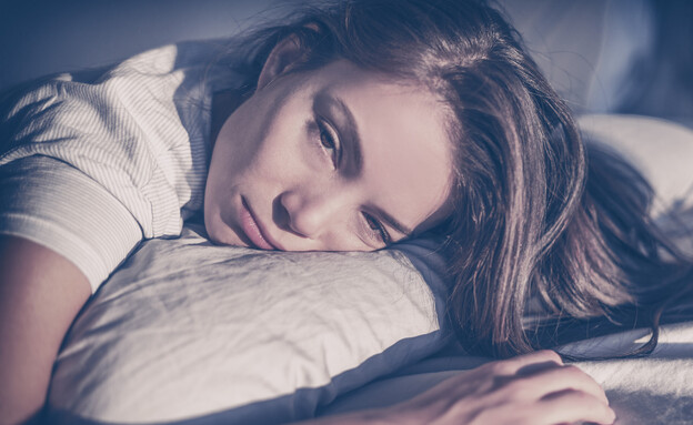 אישה ערה במיטה (צילום: shutterstock)