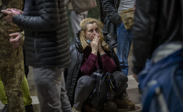  אישה אוקראינית מנסה לצאת מאודסה אוקראינה (צילום: AP)