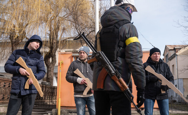 אזרחים אוקראיניים מתאמנים לקראת לחימה (צילום: Alexey Furman, GettyImages)