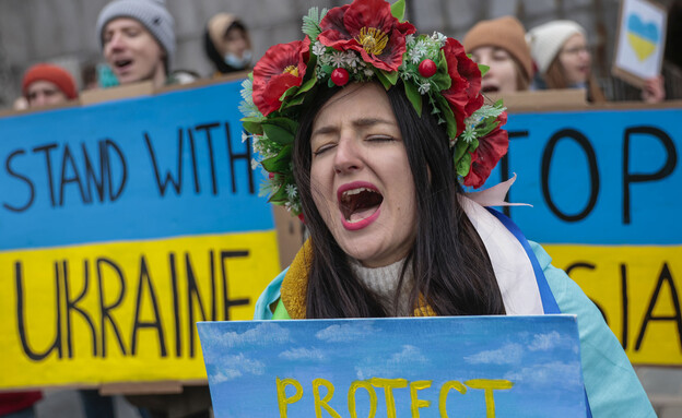מפגינה למען הפסקת הלחימה באוקראינה (צילום: Eduardo Munoz Alvarez/VIEWpress, GettyImages)